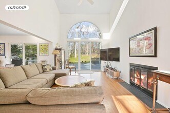 11 Harbor Blvd in East Hampton, NY - Building Photo - Building Photo