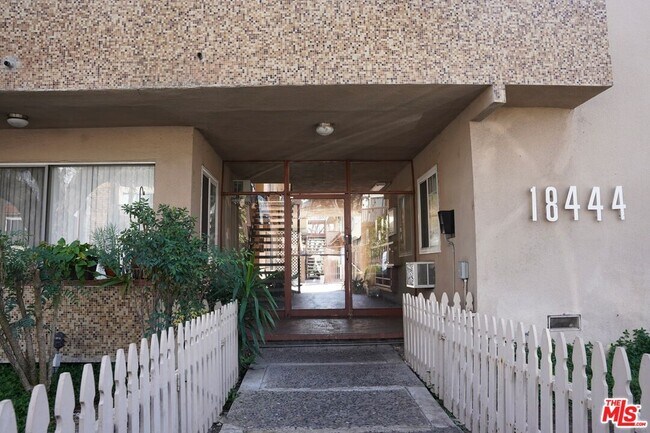 18444 Collins St in Los Angeles, CA - Building Photo - Building Photo