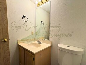 102 NE Sunshine St in Oak Grove, MO - Building Photo - Building Photo