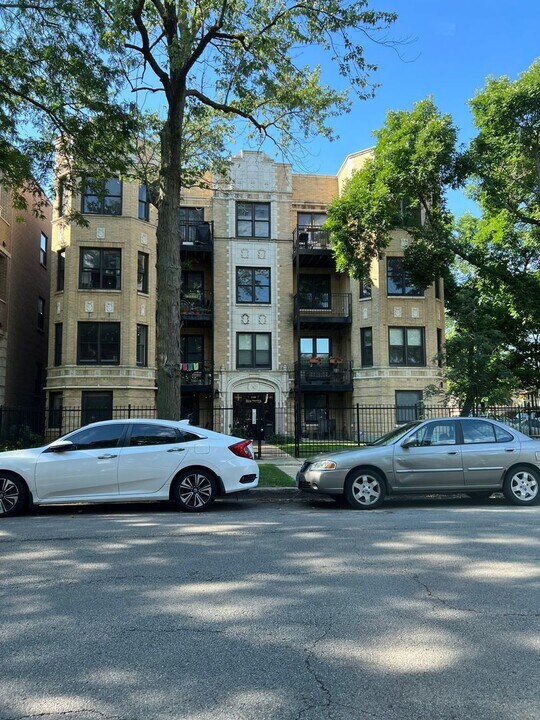 1549 W Sherwin Ave in Chicago, IL - Building Photo