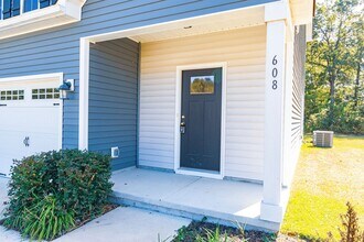 608 Feather Ct in Richlands, NC - Building Photo - Building Photo