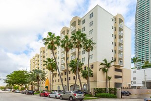 Porta di Oro Apartments in Miami, FL - Building Photo