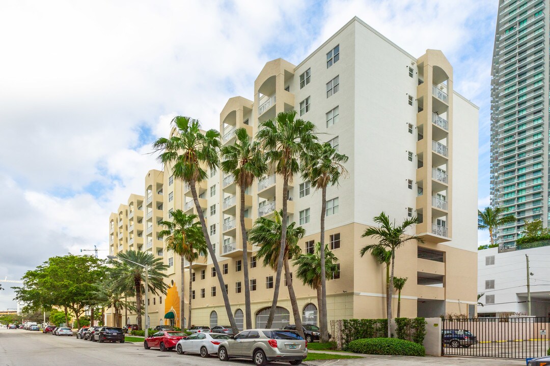 Porta di Oro Apartments in Miami, FL - Building Photo