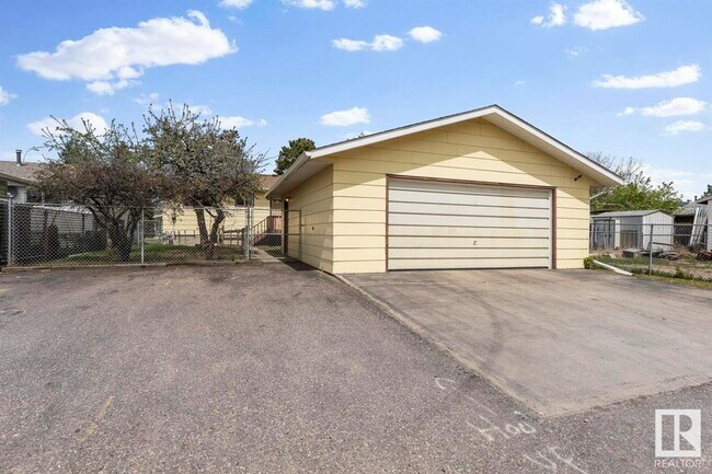 4316-4345 45 Ave in Bonnyville, AB - Building Photo - Building Photo
