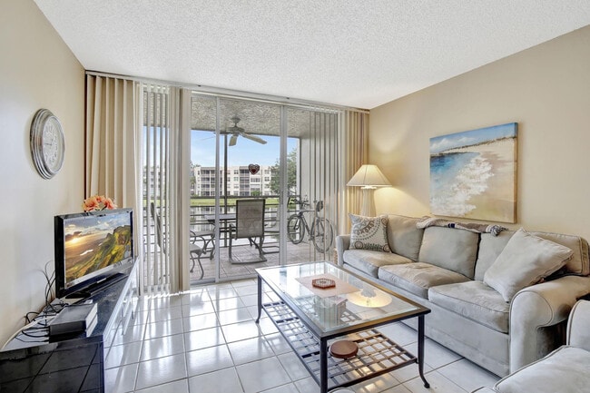 9311 Orange Grove Dr in Davie, FL - Building Photo - Building Photo