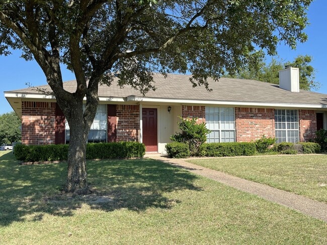 property at 921 Vanessa Dr