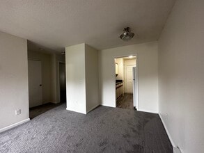 112 Robbins Ave, Unit 112B in Jamestown, NC - Building Photo - Building Photo