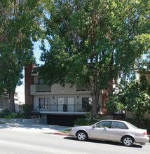 544 E Magnolia Blvd in Burbank, CA - Building Photo - Building Photo