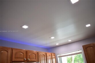 8590 Sunrise Lakes Blvd in Sunrise, FL - Building Photo - Building Photo