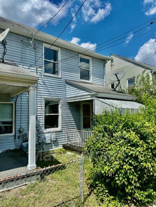 549 Farnsworth Ave in Clairton, PA - Building Photo