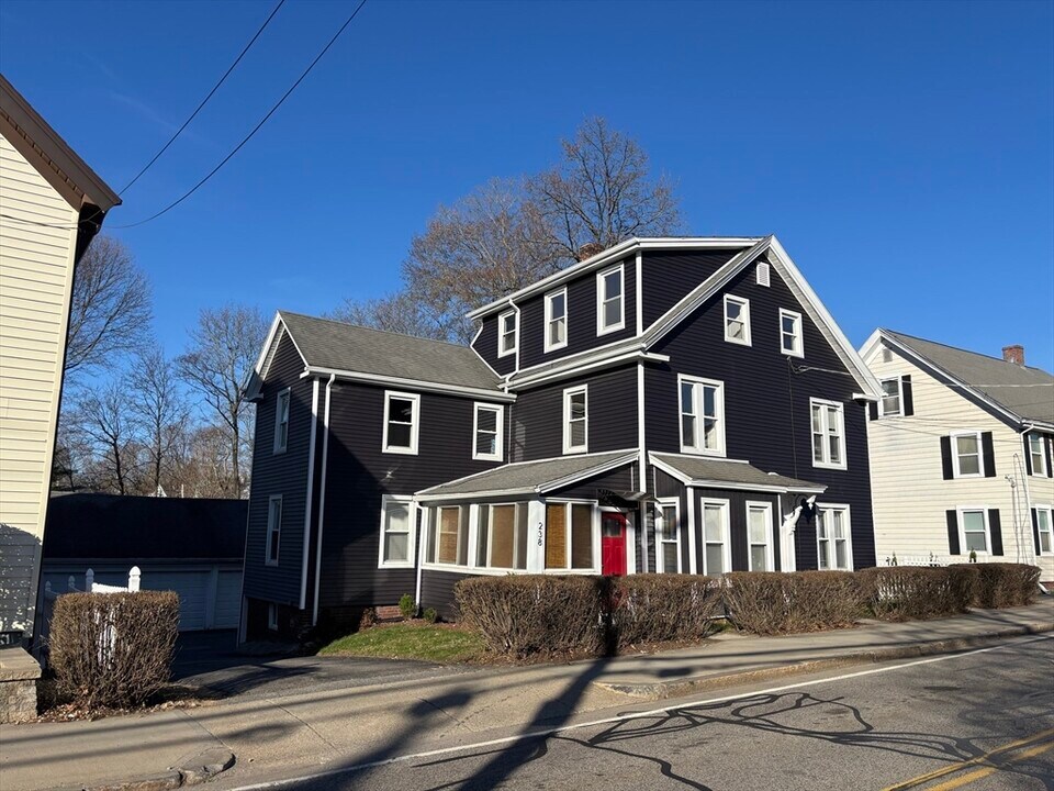 240 Nahatan St in Norwood, MA - Building Photo