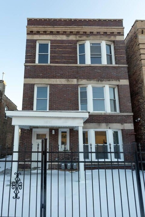2321 W Fullerton Ave in Chicago, IL - Building Photo