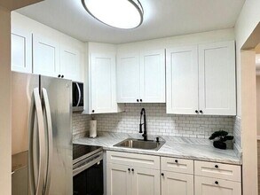 51 Dorchester E in West Palm Beach, FL - Foto de edificio - Building Photo