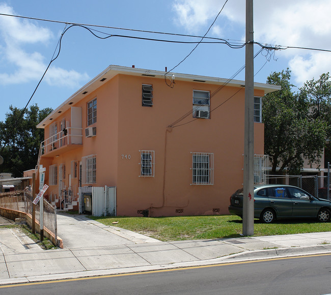 740 SW 7th St in Miami, FL - Building Photo - Building Photo