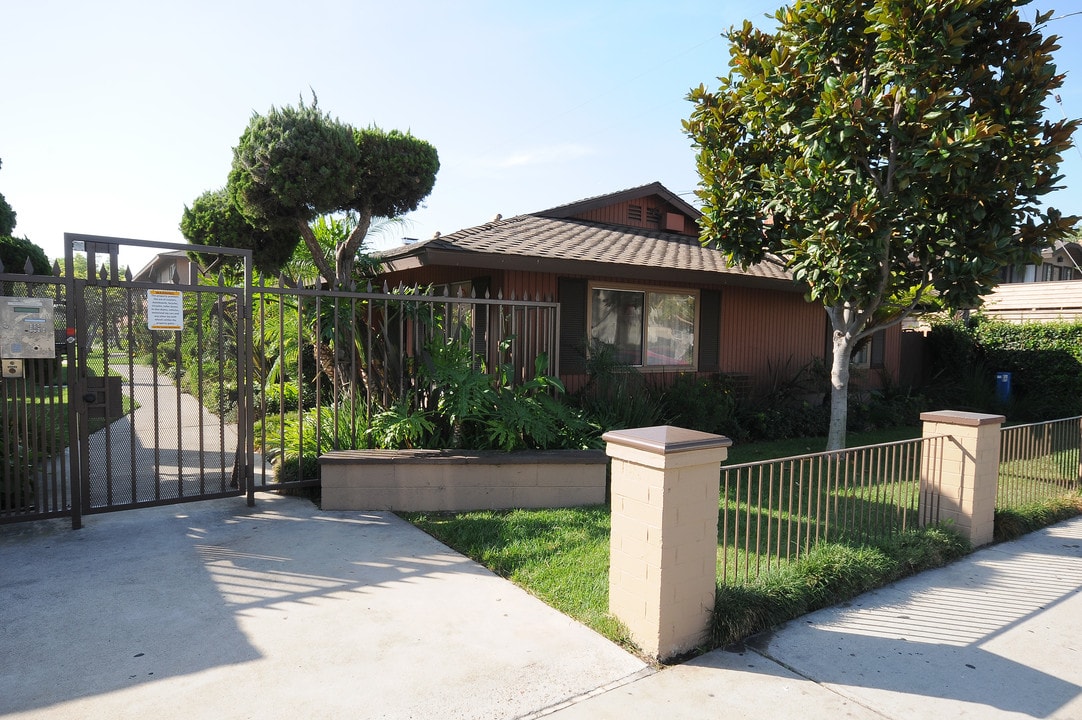 Len Mar Garden Apartments in Anaheim, CA - Building Photo