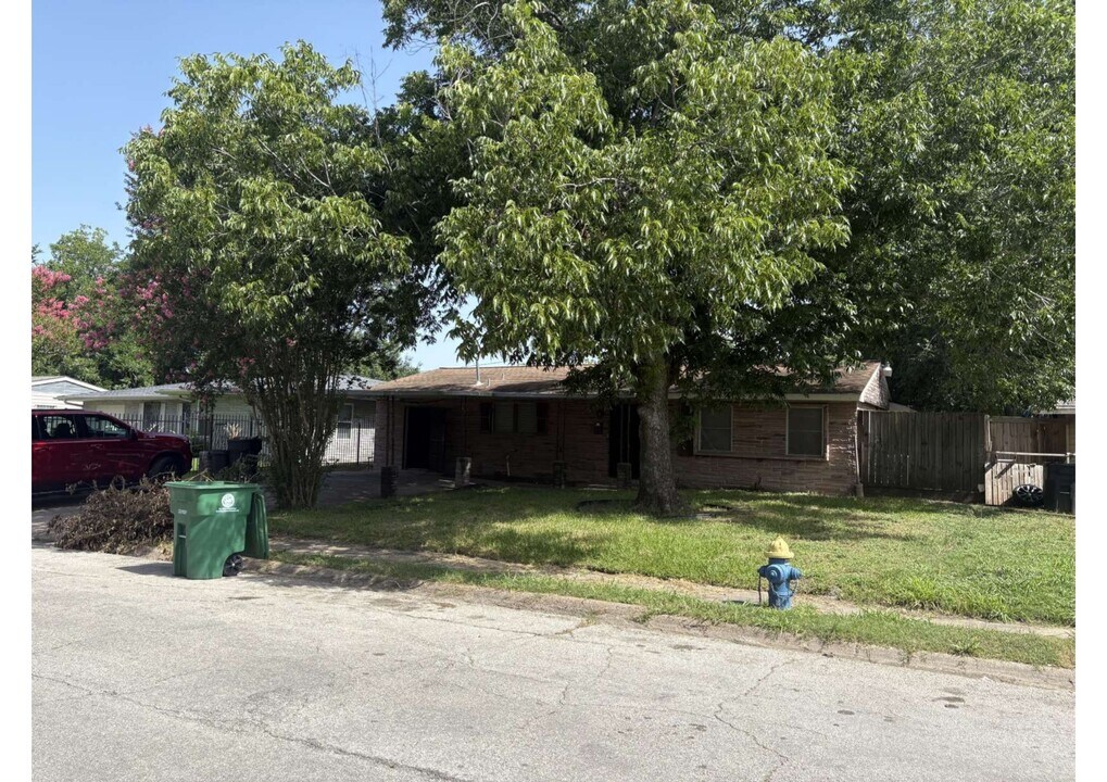 5923 Van Fleet St in Houston, TX - Building Photo