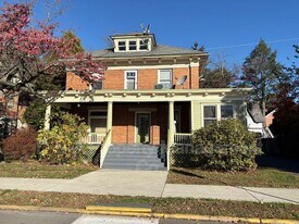 552 Scott St in Stroudsburg, PA - Building Photo