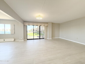 10330 W Thunderbird Blvd in Sun City, AZ - Foto de edificio - Building Photo