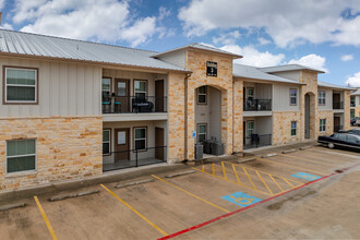 Sidney Baker Apartments in Kerrville, TX - Foto de edificio - Building Photo