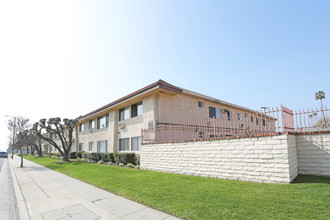 Valle Plaza in Canoga Park, CA - Building Photo - Building Photo