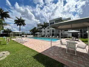 3000 Sunrise Lakes Dr W in Sunrise, FL - Foto de edificio - Building Photo