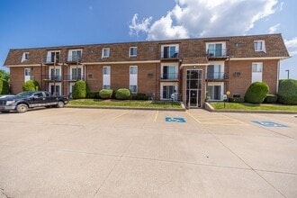 Royal Villa Apartments in Erie, PA - Foto de edificio - Building Photo