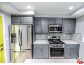 1118 Heliotrope Dr in Los Angeles, CA - Building Photo - Building Photo