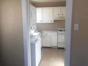 420 Moss St, Unit Apt A in Lake Charles, LA - Foto de edificio - Building Photo