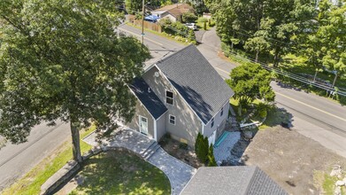 48A E Pembroke Rd in Danbury, CT - Building Photo - Building Photo