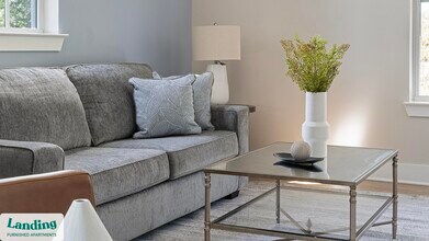 1000 Forestview Dr in Oakwood, GA - Foto de edificio - Building Photo