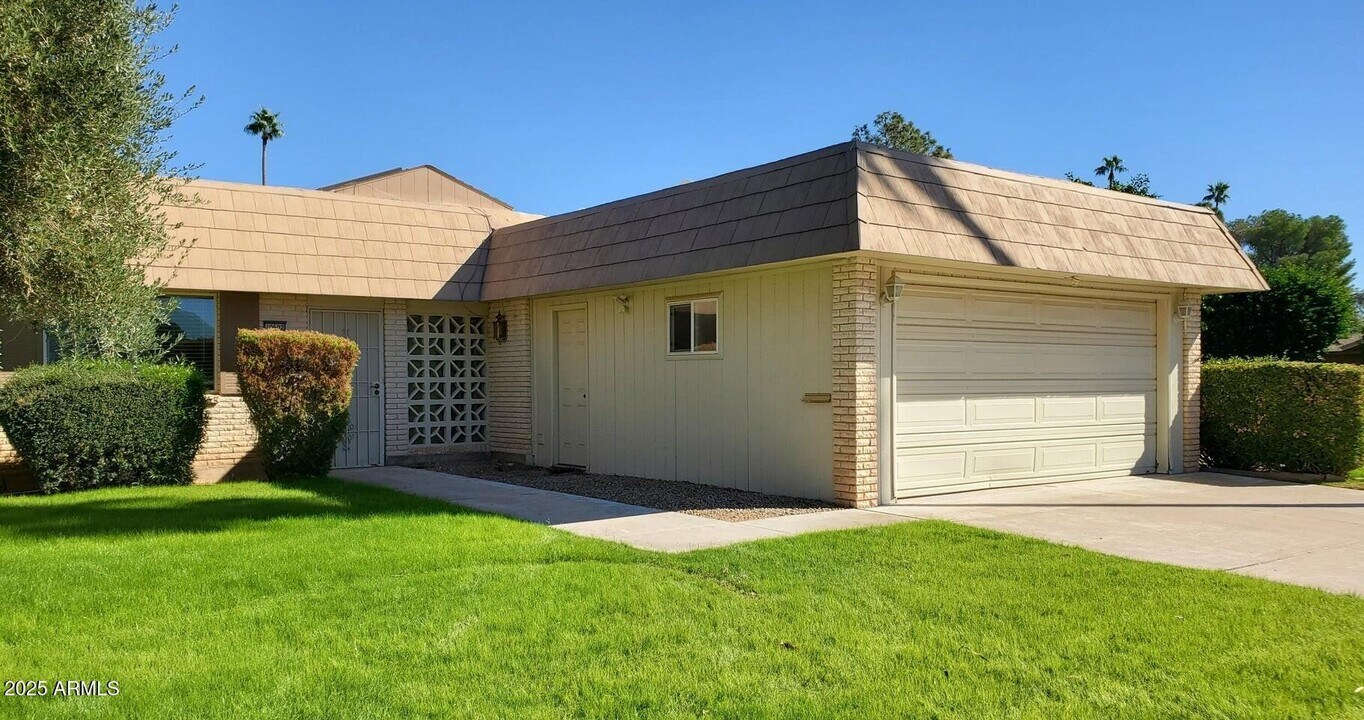 10602 W Tropicana Cir in Sun City, AZ - Building Photo