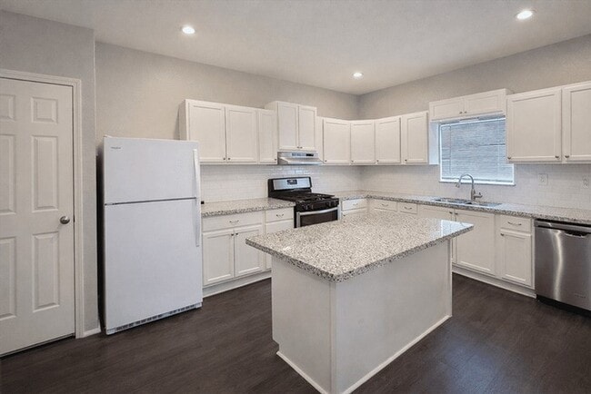 511 W Cleveland St in Alvin, TX - Building Photo - Building Photo