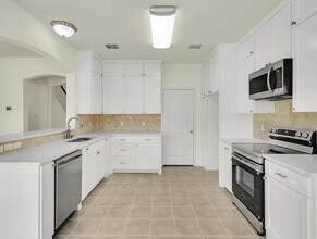 10421 Trevino Ln in Benbrook, TX - Foto de edificio - Building Photo