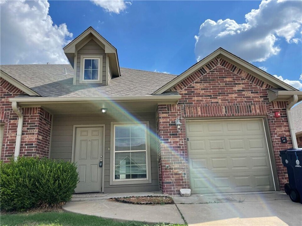1014 SW 92nd St in Oklahoma City, OK - Building Photo