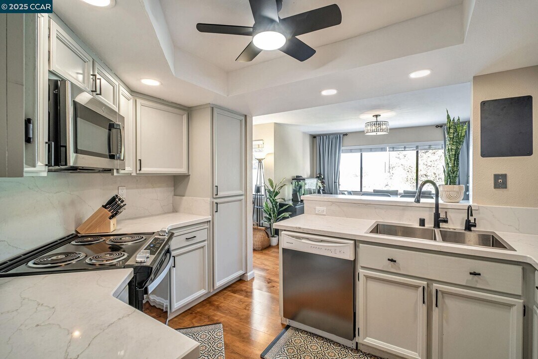 22135 Sevilla Rd in Hayward, CA - Building Photo