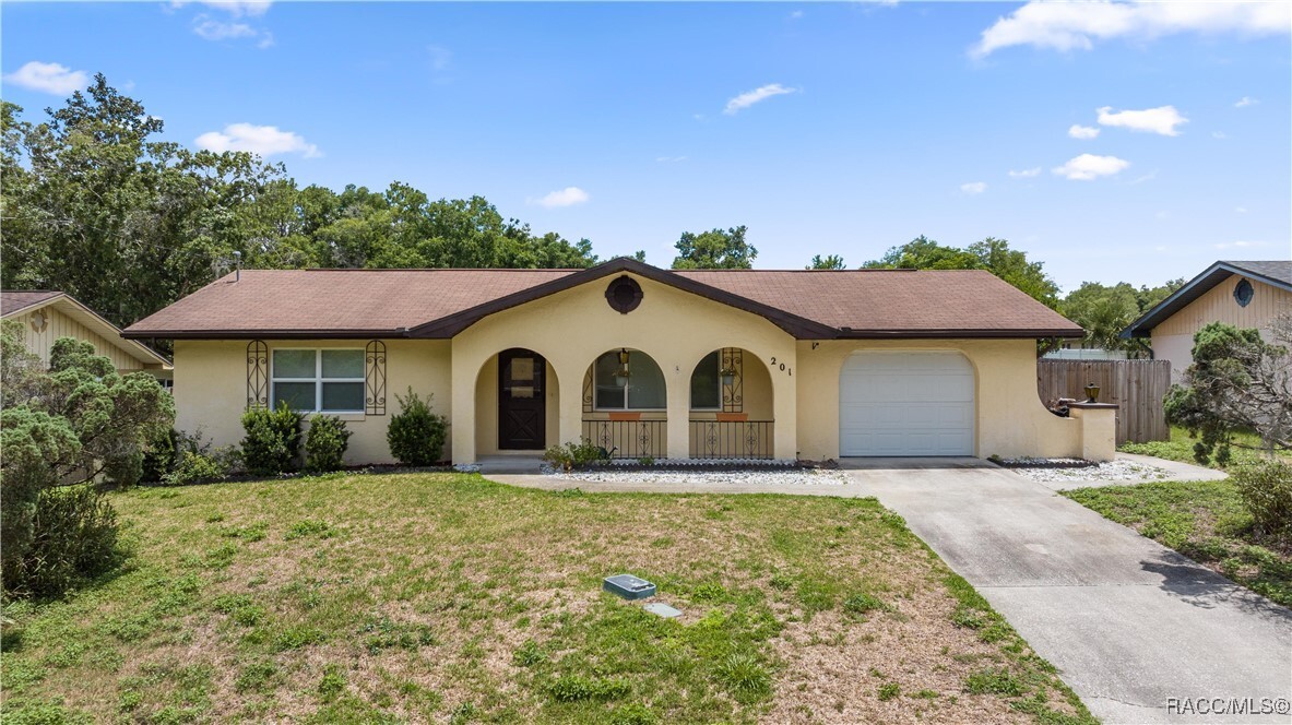 201 Iris Ln in Inverness, FL - Building Photo