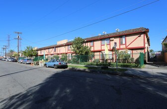 12001 Runnymede St in North Hollywood, CA - Foto de edificio - Building Photo