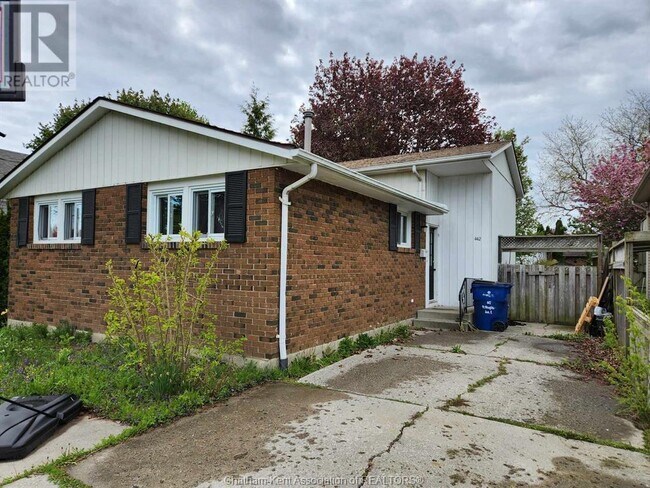 442 McNaughton Ave E in Chatham, ON - Building Photo - Building Photo