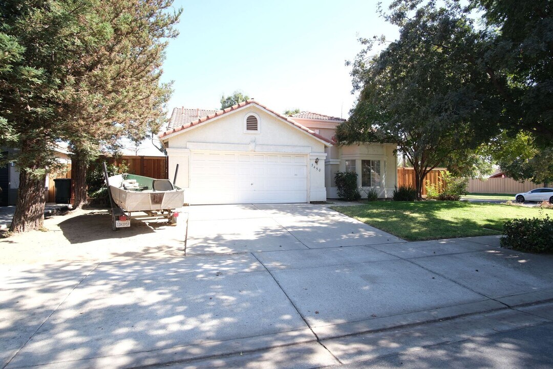 3450 Buenaventura Dr in Ceres, CA - Building Photo