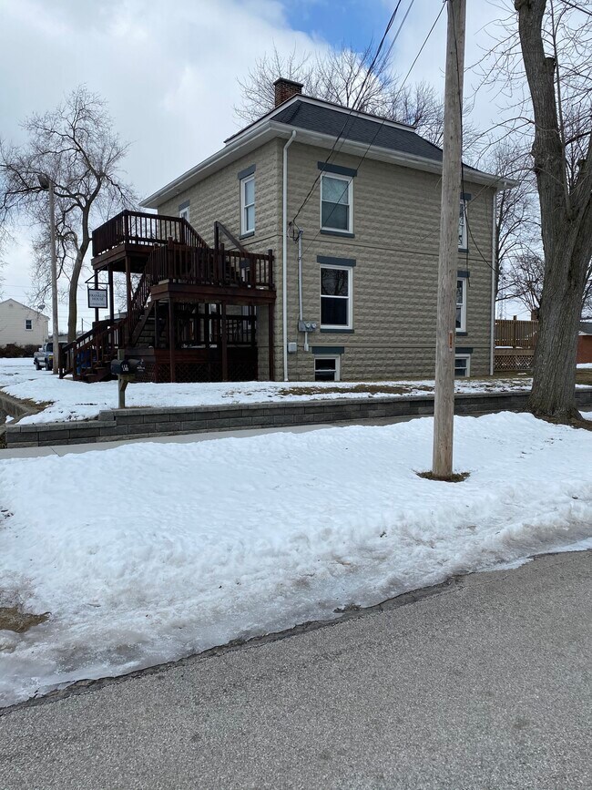 112 Franklin Ave, Unit 2 in Swanton, OH - Foto de edificio - Building Photo