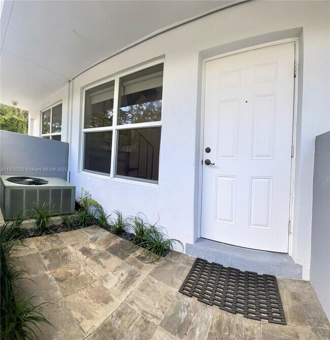 3025 Mary St in Miami, FL - Building Photo - Building Photo