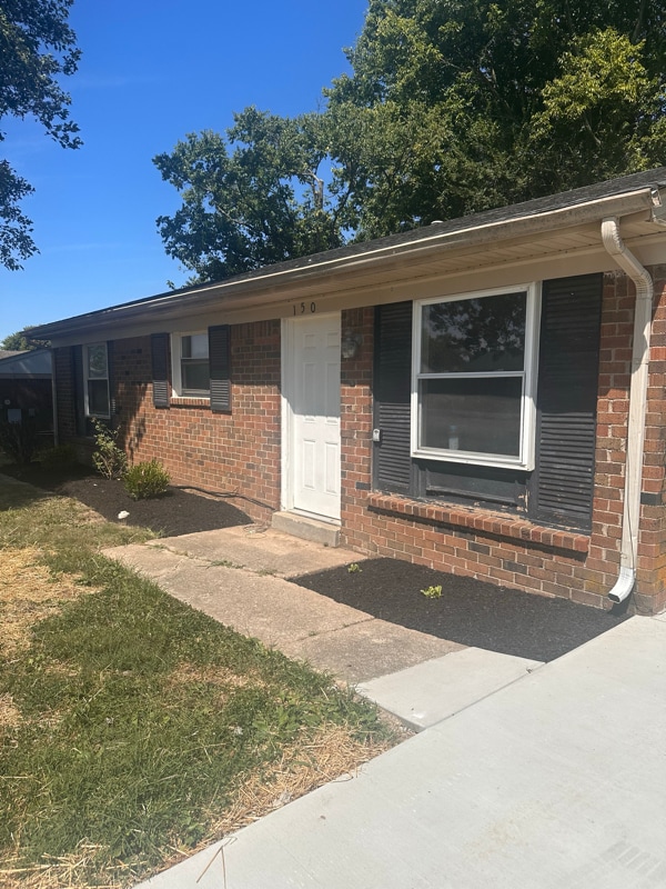 150 E Blue Jay Rd in Louisville, KY - Foto de edificio - Building Photo