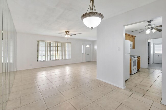 6707 NW 70th St in Tamarac, FL - Building Photo - Building Photo