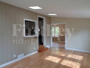 606 Lake Shore Blvd in Wauconda, IL - Building Photo - Building Photo