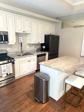 212 W Washington St, Unit 1002 in Chicago, IL - Building Photo - Building Photo