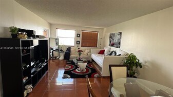 8160 Geneva Ct in Doral, FL - Building Photo