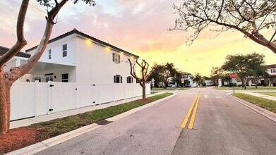 17070 SW 91st St in Miami, FL - Building Photo - Building Photo