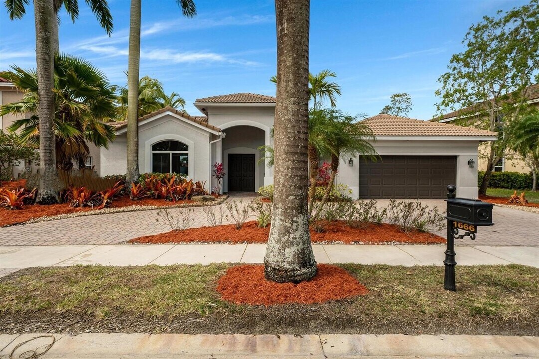 1666 Victoria Pointe Cir in Weston, FL - Building Photo