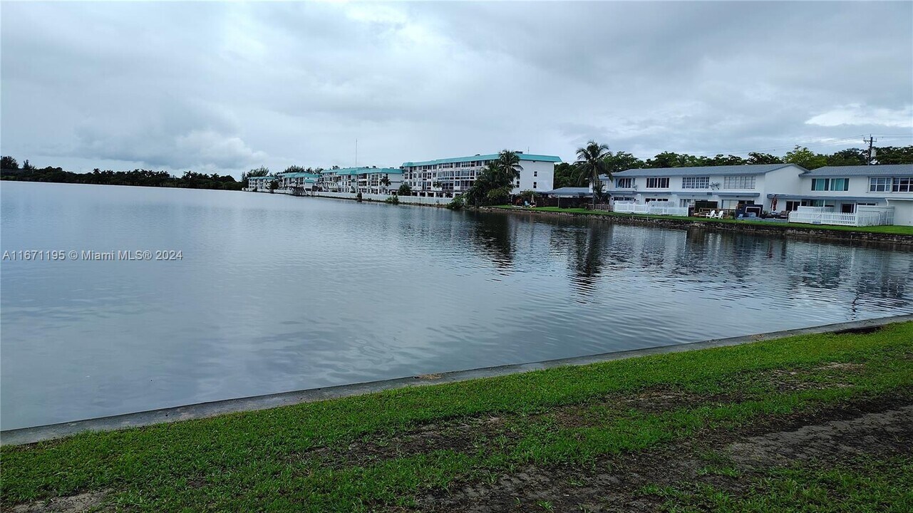 1300 NE 191st St-Unit -A110 in Miami, FL - Building Photo