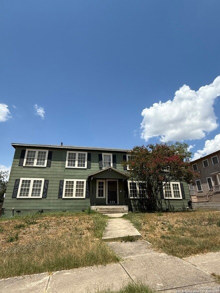 323 Natalen Ave in San Antonio, TX - Building Photo